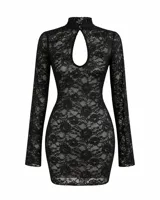 Vestido corto de encaje negro ajustado al cuerpo, con transparencias, cuello alto con botón, escote en gota frontal y mangas largas.