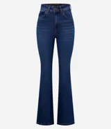 Pantalón de jeans azul, modelo flare con caída ajustada y bolsillos traseros con solapa.