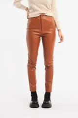 Pantalón skinny de cuero sintético color marrón.