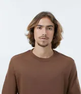 Remera de manga larga color marrón, con cuello redondo y puños acanalados.