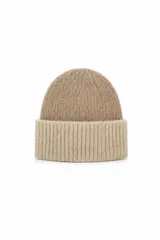 Gorro tipo beanie de punto acanalado con diseño bicolor, combinando tonos beige y tostado, con borde doblado.