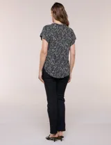 Camisa de manga corta con estampado animal print, cuello con solapa, escote en V y cierre frontal con botones.