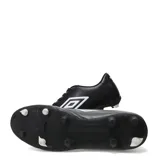Championes de fútbol Umbro modelo Classico II HG, color salmón con detalles en blanco. Presentan un diseño con costuras reforzadas en la puntera, cierre con cordones y suela con tapones para césped.
