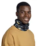 Cuello multifuncional Buff Coolnet Uv Okisa con estampado de hojas de palmera en tonos verde, amarillo y negro.