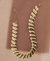Collar dorado de diseño eslabonado con piezas planas y textura lisa. Incluye cadena de alargue y cierre de mosquetón.