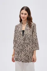 Blazer de viscosa con estampado animal print tipo dálmata en tonos marrones y beige, con cuello solapa y mangas 3/4.