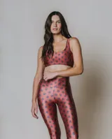 Conjunto deportivo de calza tiro alto y top manga larga, con estampado geométrico en tonos celeste y gris.