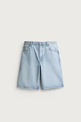 Bermuda de jean con corte holgado y pierna recta, confeccionada en denim de algodón rígido con efecto lavado. Presenta diseño clásico de cinco bolsillos y cierre frontal con botones.