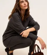 Pantalón legging confeccionado en tejido de punto con 6% de lana, cintura elástica y ajuste en los pies.