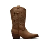 Bota texana de caña media color marrón, con diseño de calados decorativos en la parte superior y costuras detalladas. Presenta un taco cuadrado y punta ligeramente afinada.