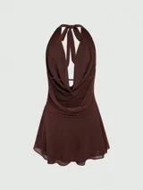 Vestido corto marrón oscuro con escote halter profundo y drapeado tipo cascada en el busto. La falda es corta con capas superpuestas y volados.