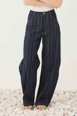 Pantalón de cinco bolsillos de tiro alto y pierna amplia con diseño de rayas finas verticales, confeccionado en tejido denim con cierre frontal de botón y presillas para cinturón.