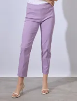 Pantalón de vestir verde esmeralda, de corte recto, con bolsillos laterales y traseros.