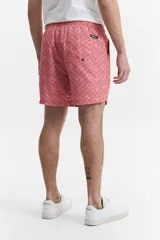 Short de baño celeste y azul con cintura elástica ajustable con cordón, dos bolsillos laterales y uno trasero. Confeccionado en tela ligera de secado rápido y logo bordado.