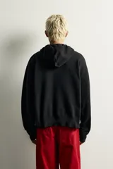 Sudadera hoodie relaxed fit de punto color gris, confeccionada en hilatura con viscosa de tacto suave, con cuello con capucha ajustable, manga larga, cierre frontal con cremallera y acabados en rib.