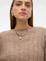 Sweater de punto grueso con diseño acanalado vertical, cuello redondo y mangas largas con puños ajustados.