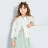 Chaqueta de punto fino color blanco con botones dorados.