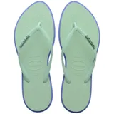 Ojotas Havaianas modelo Slim Point, con base color verde menta y bordes en color violeta. Presentan tiras finas con textura y logo de la marca en relieve.