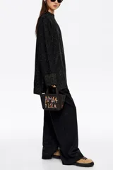 Bolso mini de diseño compacto confeccionado en nylon, con asa de mano y cierre de cremallera. Presenta el logo de la marca bordado en la parte frontal con hilos de colores.