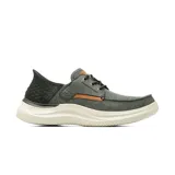 Zapato casual tipo mocasín Skechers, modelo Hasting Niko, con tecnología Slip-ins para calce fácil. Presenta una parte superior de lona en color gris con detalles sintéticos en tono tostado, cordones elásticos decorativos y una suela contorneada de color crema que absorbe impactos.