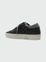 Championes Golden Goose modelo Hi Star, color gris oscuro con estrella glitter rosa, cordones grises y detalles en gris claro.