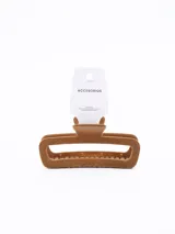 Pinza para el pelo rectangular con acabado aterciopelado en color marrón.