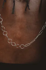 Collar plateado de doble cadena, una con eslabones circulares y otra con eslabones rectangulares.