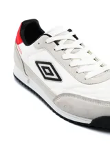 Championes Umbro Omni de hombre, color negro con detalles en rojo brillante en el logotipo lateral. Entresuela blanca y suela de goma tipo trampa.