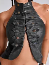 Top de cuero sintético negro con diseño estilo militar, cuello halter y cierre frontal con ganchos y presillas decoradas con botones metálicos.