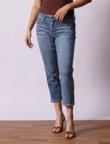 Jean azul oscuro de tiro medio, pierna recta y terminación crop. Pretina con pasadores, botón y cierre. Delantera y trasera con bolsillos.