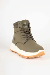 Bota de caña alta estilo trekking color verde militar, con suela blanca gruesa y base de goma marrón.