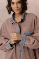 Camisa de denim color verde menta con calce relajado, cuello clásico, cierre frontal con broches metálicos, mangas largas y bolsillo aplicado en el pecho, con detalles en tono gris azulado a contraste en cuello, cartera, bolsillo y puños.