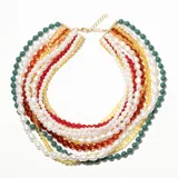 Collar corto de múltiples hilos con cuentas de colores: verde, blanco, amarillo, rojo y naranja.