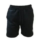 Bermuda de hombre color negro, confeccionada en tejido de algodón con cintura elástica y cordón ajustable. Presenta bolsillos laterales y un pequeño detalle bordado en la parte inferior de la pierna.