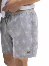 Short de baño rosado con estampado de rombos, cintura elastizada con cordón ajustable, bolsillos laterales y trasero.