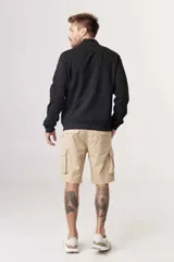 Bermuda color beige con bolsillos cargo laterales.