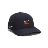 Gorra de béisbol estructurada color negro, con visera curva y ajuste posterior. Presenta un bordado frontal con diseño de tablas de surf en tonos degradados y el logo de la marca bordado en el lateral.