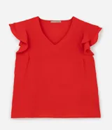 Blusa de crepé color rojo, con escote en V y mangas cortas con volados dobles en los hombros.