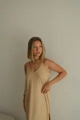 Vestido largo negro de viscosa, con escote en V y tirantes finos.