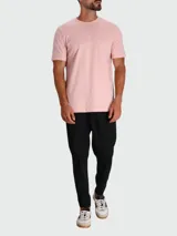 Remera de punto de algodón en color gris oscuro, con cuello redondo, mangas cortas y logo de la marca bordado discretamente en el pecho.