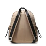 Mochila urbana Las Oreiro de color negro con diseño de líneas geométricas sutiles. Presenta un bolsillo frontal con cierre, bolsillos laterales de red y un parche decorativo con la inscripción 'Oreiro Love' en tonos rosados y rojos. Incluye tiradores de cierre con cordones decorativos en color rojo y blanco.