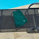 Short de baño verde esmeralda con cintura elástica y cordón ajustable.