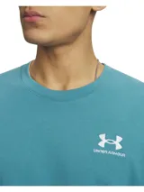 Remera Under Armour de manga corta color turquesa, de corte holgado y cuello redondo acanalado. Cuenta con un pequeño logo bordado en el pecho.