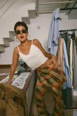 Minifalda de gabardina de algodón con estampado a cuadros en tonos marrones, naranjas y verdes.