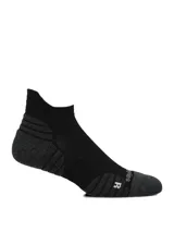 Medias deportivas de corte bajo, color negro con detalles en gris oscuro en el talón y la puntera. Presentan un diseño ergonómico con refuerzos en zonas clave y logo de la marca en la parte superior del pie.