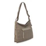 Cartera de tamaño mediano confeccionada en símil cuero color tostado, con diseño de bolsillo frontal con tapa y cierre, correa larga regulable y asa de mano.