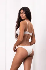 Vedetina de algodón color beige melange, con doble tejido y bordes sin costuras visibles.