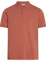 Chomba color ladrillo de corte slim, con cuello clásico, tapeta de dos botones, mangas cortas y logo bordado en el pecho.