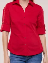 Camisa roja de poplín de algodón, de silueta semi entallada con cuello camisero y escote en V. Cuenta con cierre frontal de botones metálicos, bolsillos plaqué en el pecho y mangas 3/4 arremangables con presilla y argolla metálica.