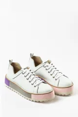 Zapatillas deportivas color marrón con cordones, suela gruesa con detalles en celeste y gris.